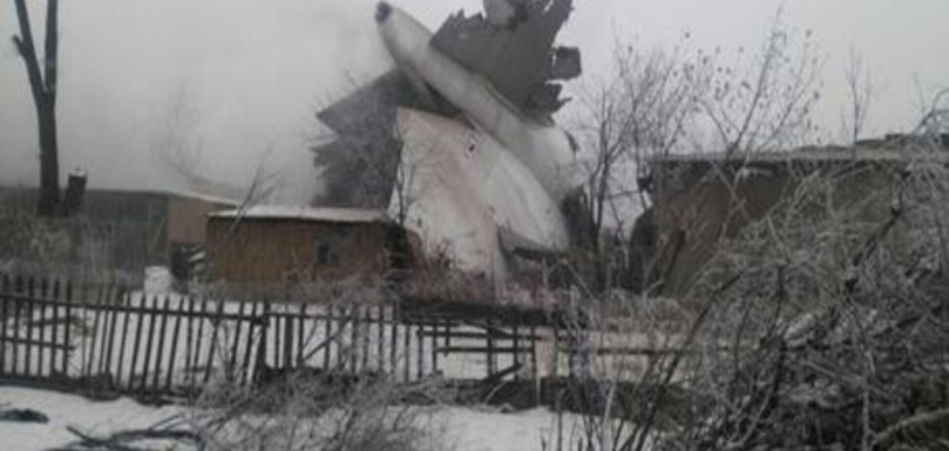 У Киргизстані вантажний літак впав на будинки: десятки загиблих