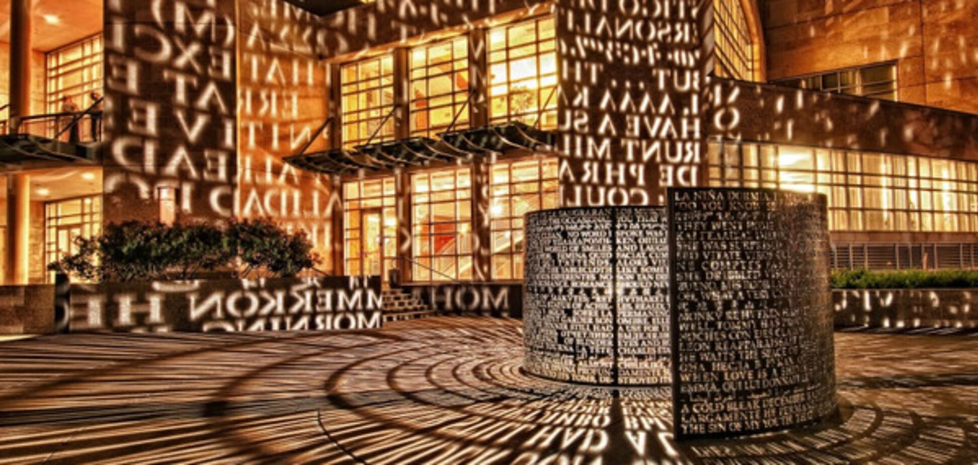 Скульптура из 4 секций с нанесенными на них зашифрованными символами перед штаб-квартирой ЦРУ