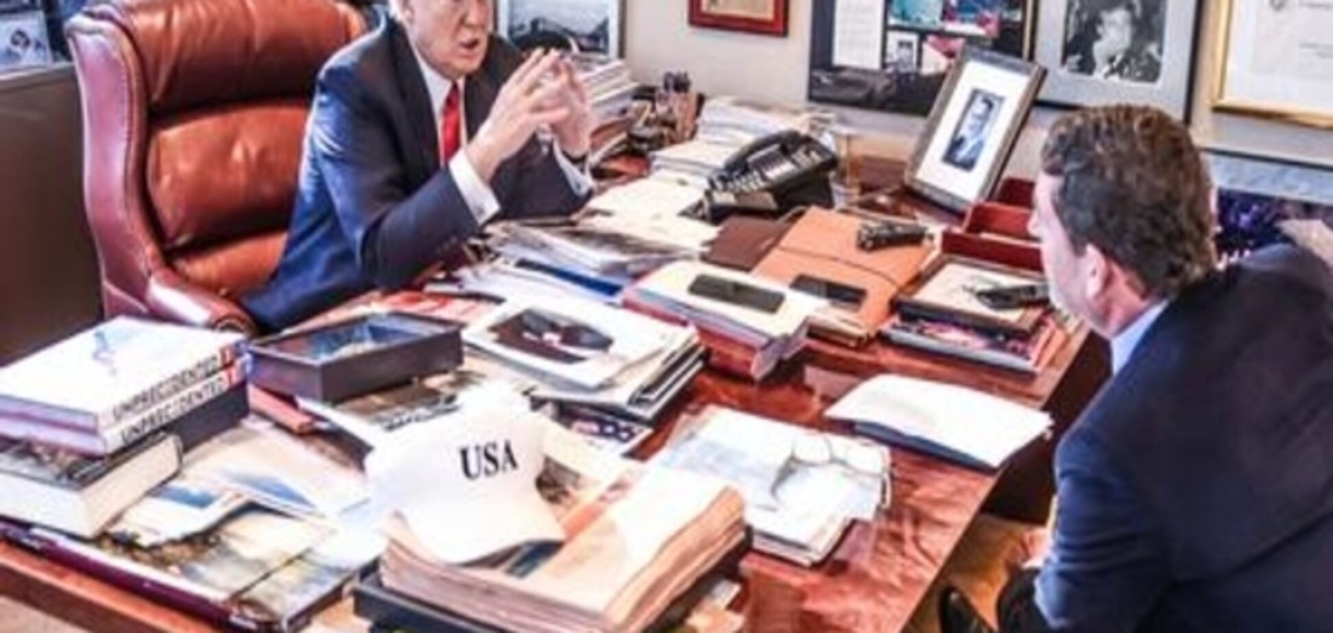 Коментар: Розкіш і безлад письмового стола Трампа