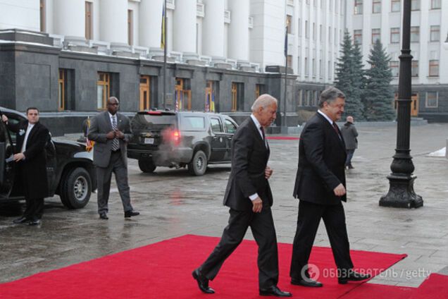 Що ж такого сказав Байден Порошенку?