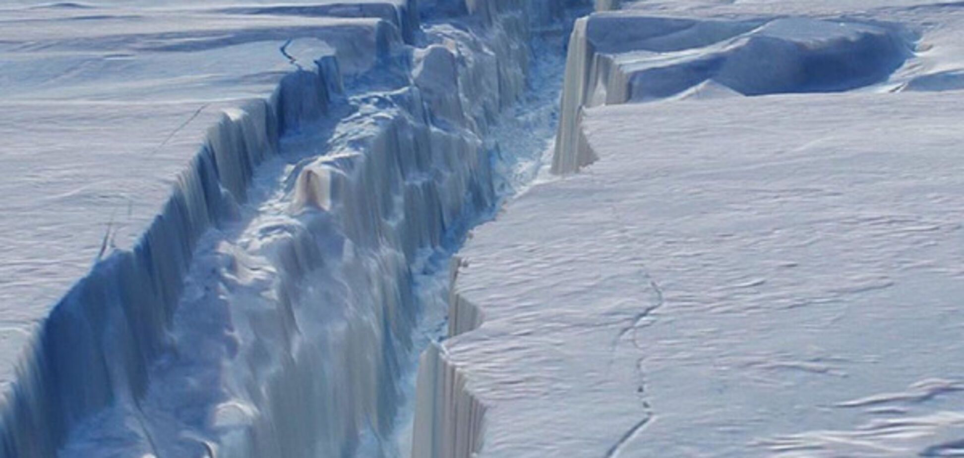 Гигантский разлом ледника: появилось видео 40-километровой трещины в Антарктиде