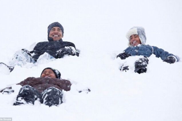 Обама играет с дочерьми во дворе Белого дома