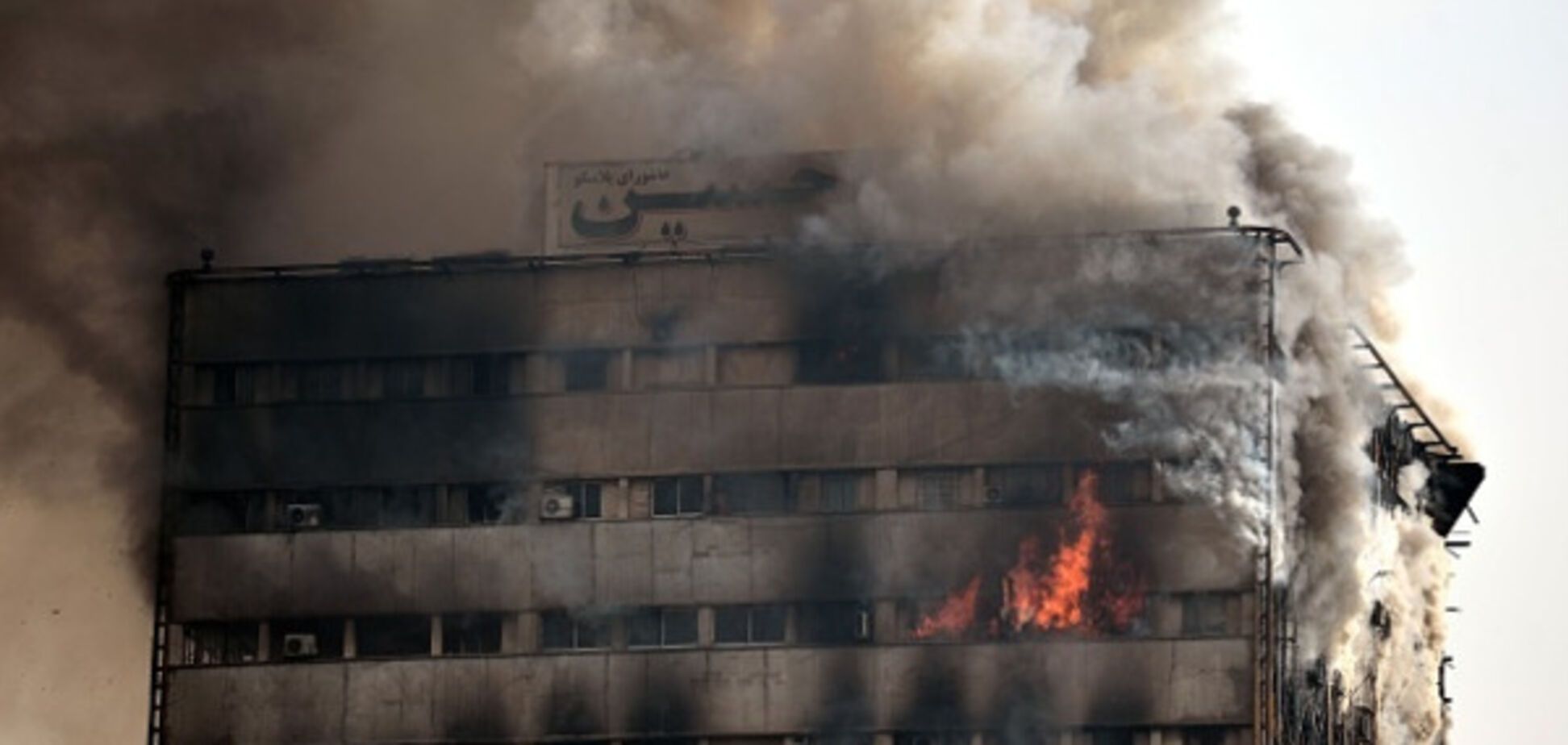 В Иране рухнула горящая высотка: 38 пострадавших