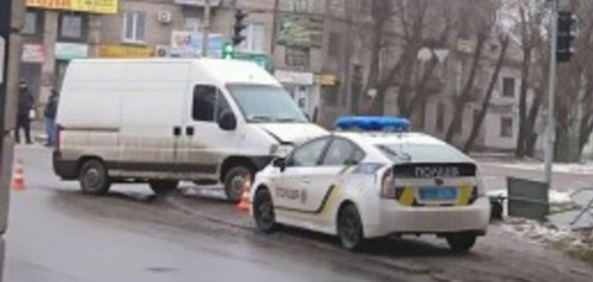 В Запорожье грузовик влетел в дорожный знак