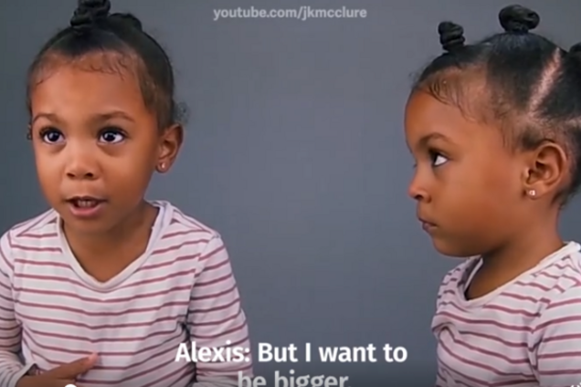 девочки-близняшки узнают, кто из них старше