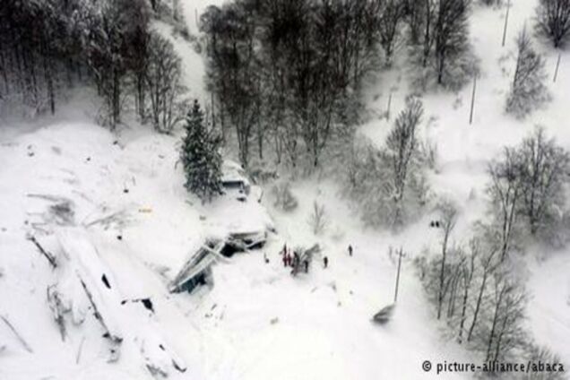 Лавина в Італії: жодних ознак життя з похованого під снігом готелю