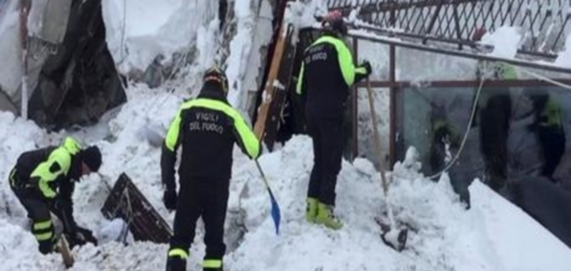 У заваленому лавиною готелі в Італії знайдені живі люди