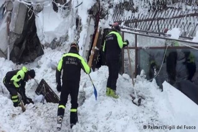 У заваленому лавиною готелі в Італії знайшли 8 живих людей