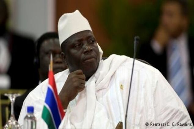 Після 22 років правління лідер Гамбії попросив ще чотири години для передачі влади