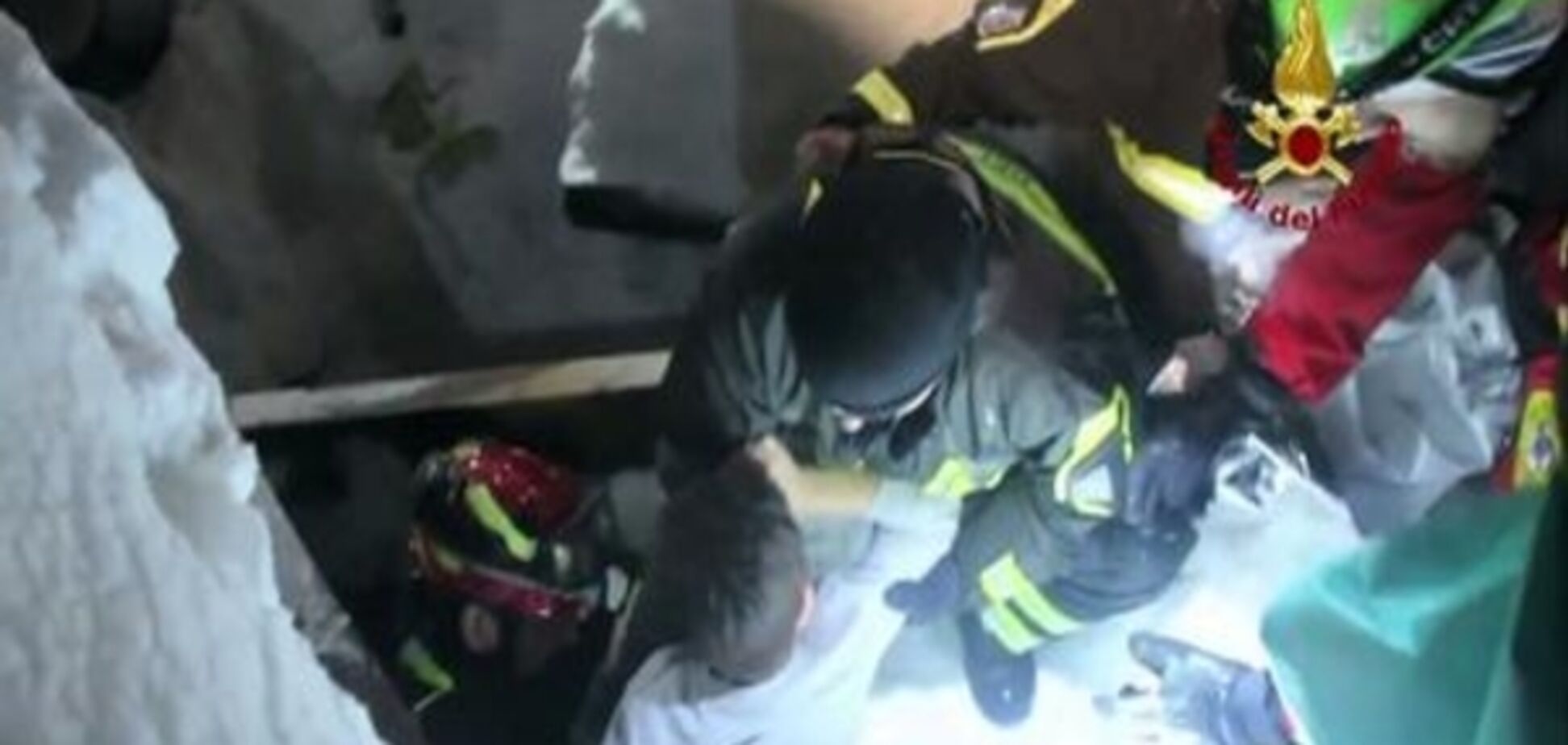 Лавина в Італії: рятувальникам вдалося витягти з-під завалів ще чотирьох людей