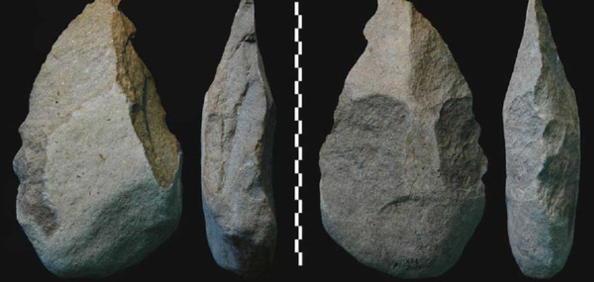 каменное орудие древних людей
