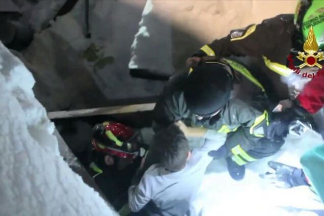 Лавина накрила готель в Італії