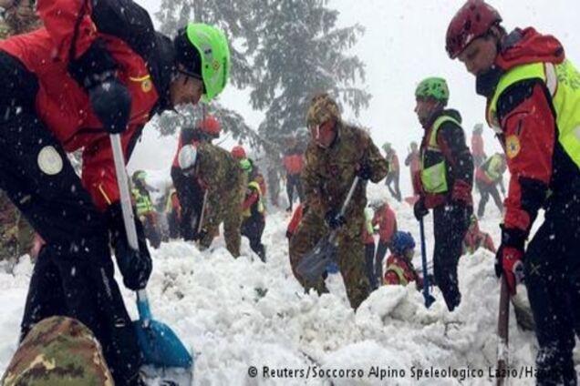 Зросла кількість зниклих безвісти через сходження лавини на готель в Італії