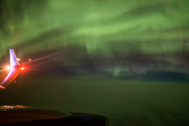 серевное сияние с борта самолета