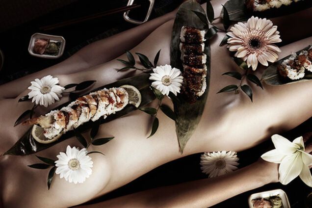 їжа на голому тілі