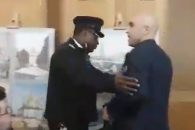 Пропагандиста Филлипса вытолкали в шею из парламента Британии