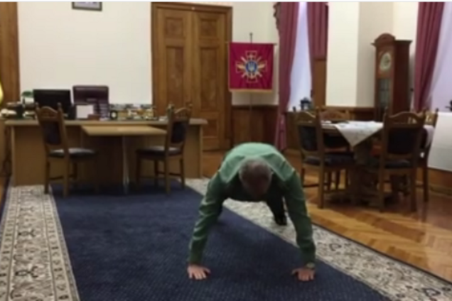 Соцсети восхитило видео с поступком главы Генштаба Украины