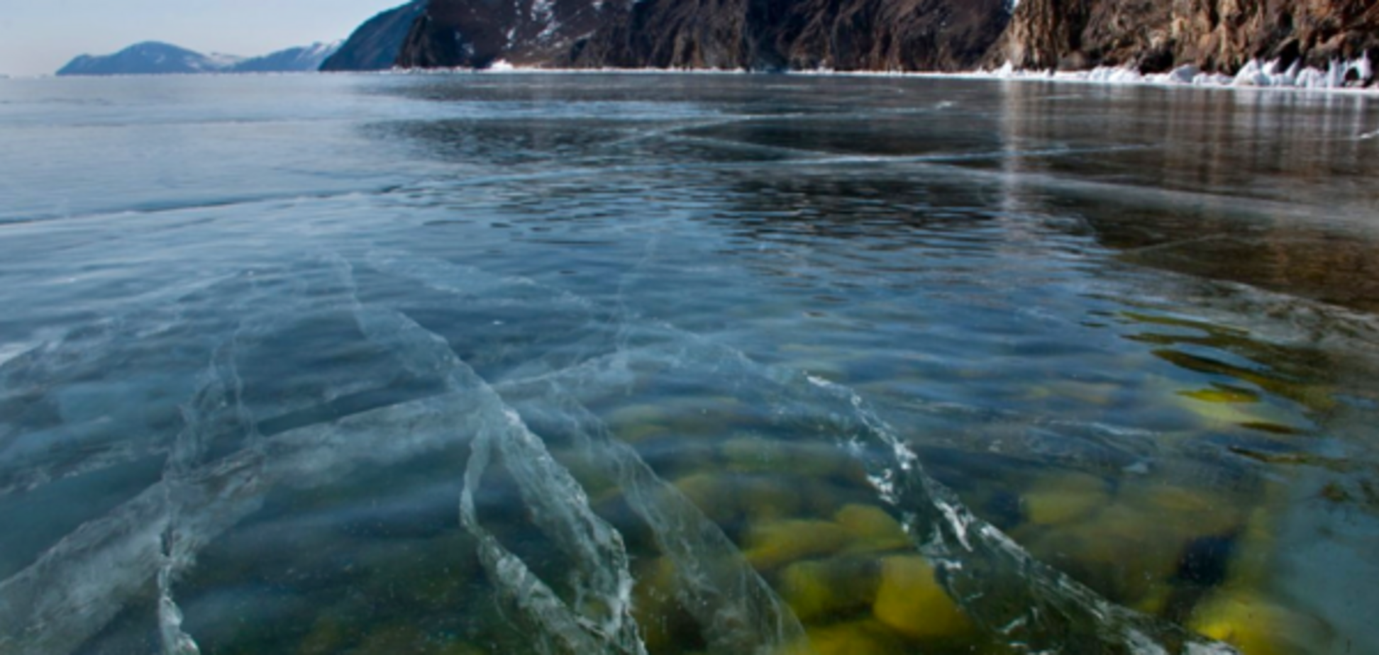 прозрачный лед замершего Байкала