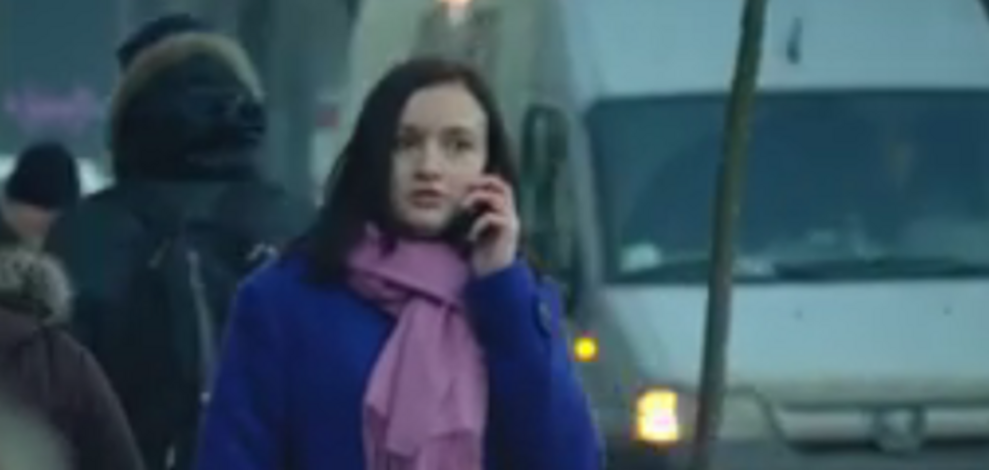 Жінка переходить дорогу