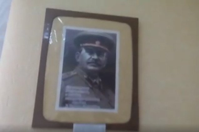 Со Сталиным на стене: соцсети возмутил 'красный уголок' в райсовете на Винниччине