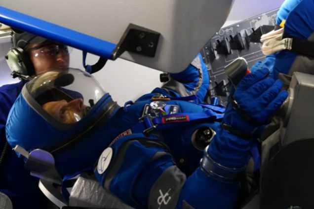 новый скафандр от Boeing