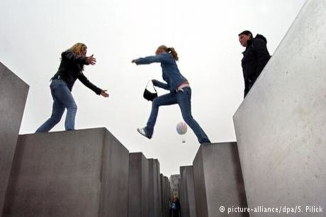 Yolocaust - селфі на кістках як привід замислитись