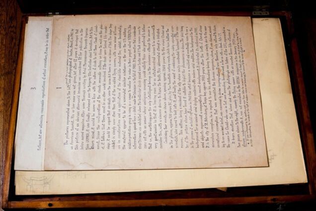 загадочная стопка исписанных бумаг