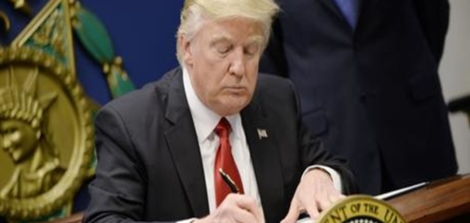 Трамп призупинив прийом біженців у США