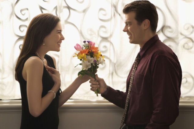 Чоловік дарує квіти