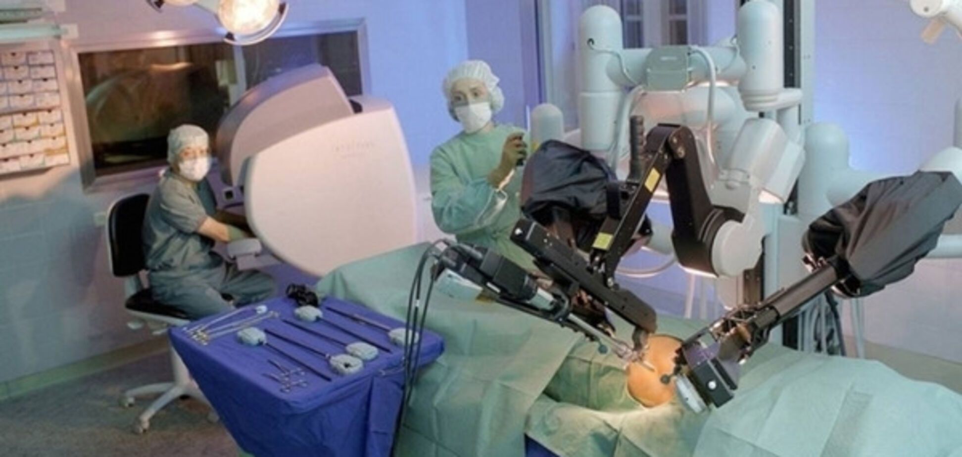 робот-хирург проводит операцию