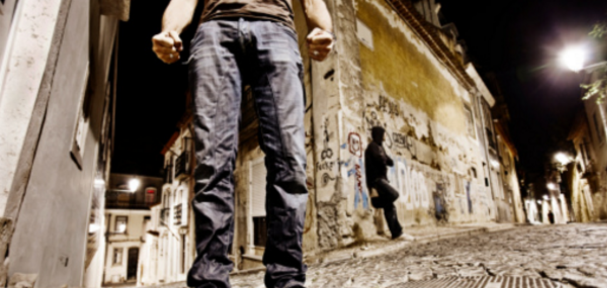 Напал на улице