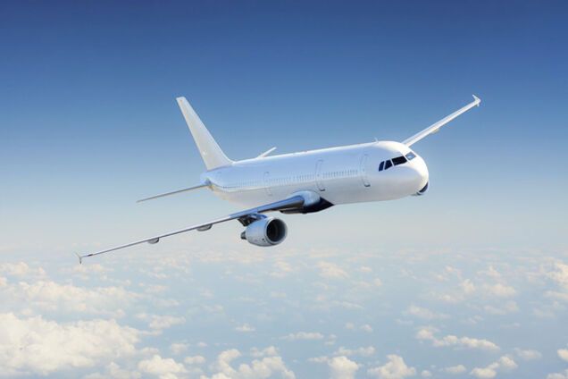 самолет в небе