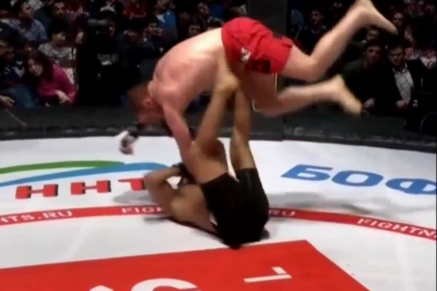 Распиаренный российский боец опозорился перед домашними трибунами: опубликовано видео