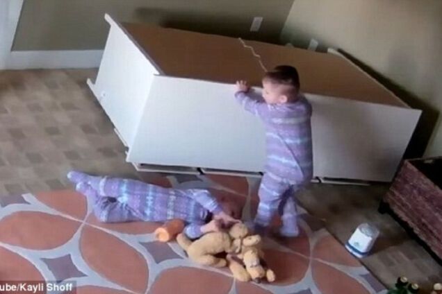 Мальчика придавило комодом