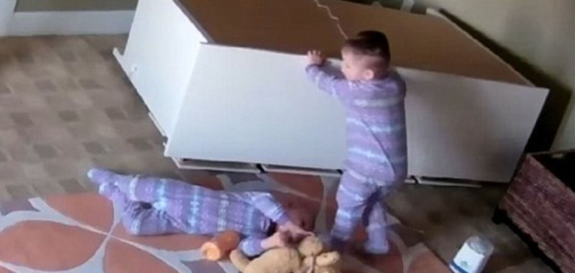 Мальчика придавило комодом