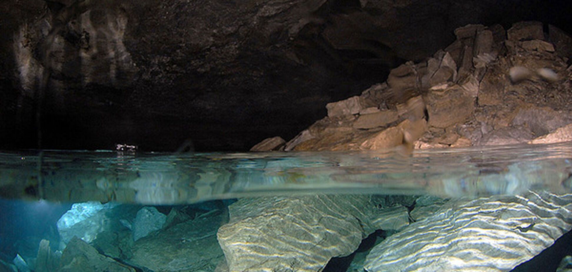 Иллюстрация: пещера с водой
