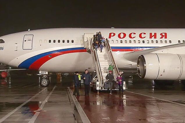 Спецборт с российскими дипломатами приземлился в Москве