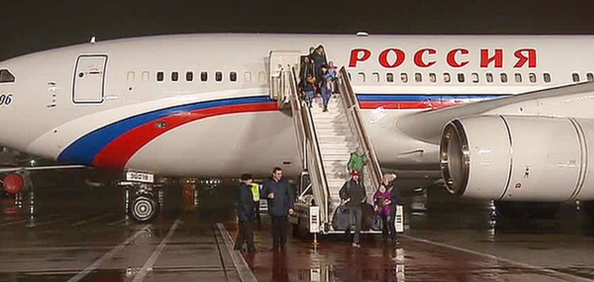 Спецборт с российскими дипломатами приземлился в Москве