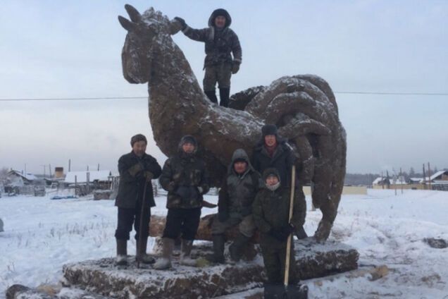 В России изваяли гигантскую статую петуха из навоза
