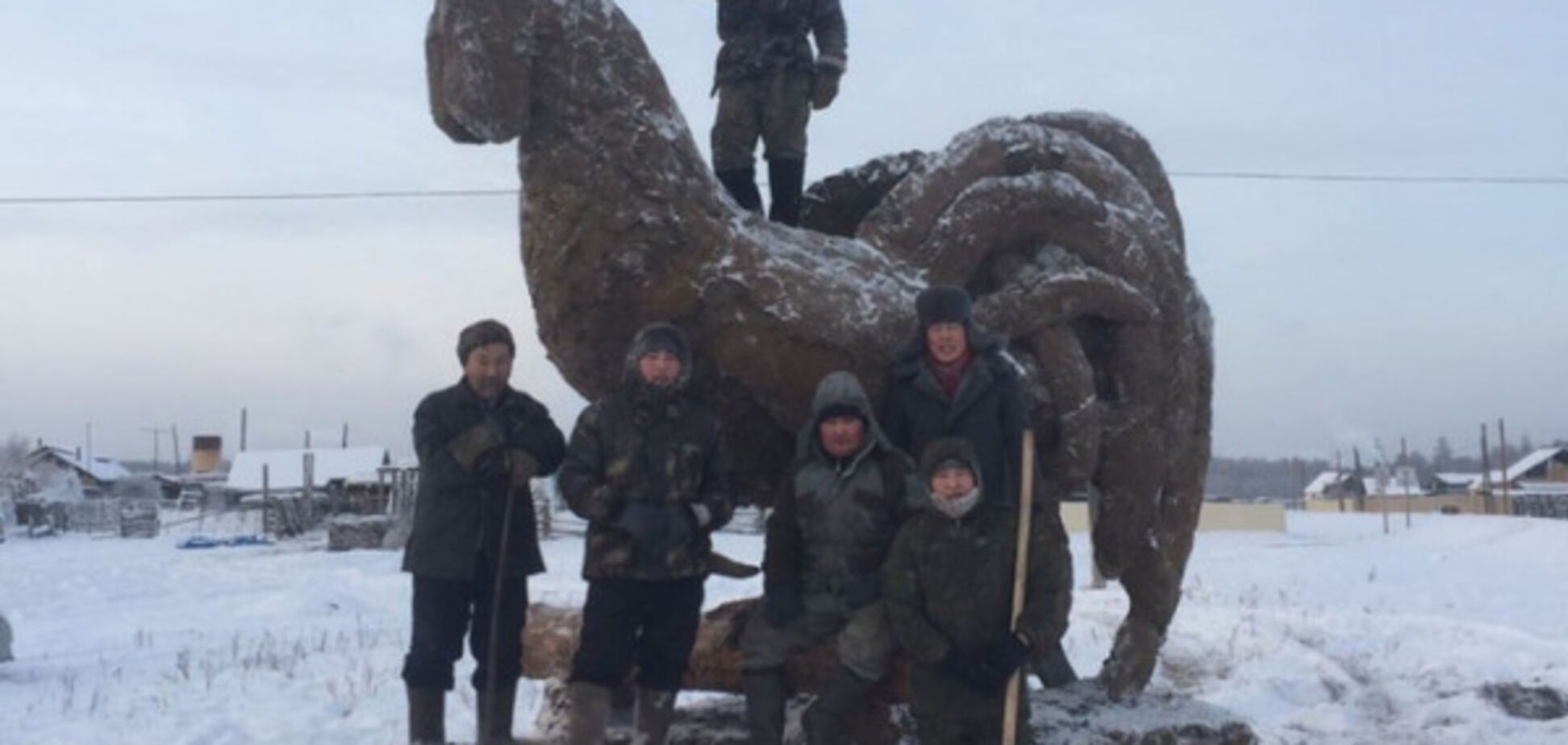 В России изваяли гигантскую статую петуха из навоза