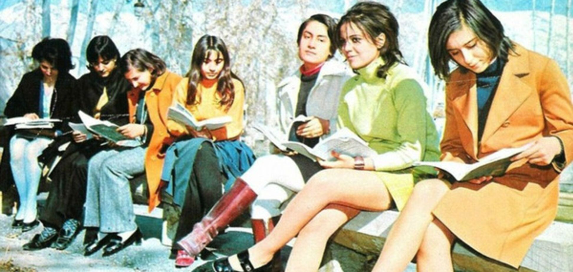 Студентки в парке Тегеранского университета в 1971 году