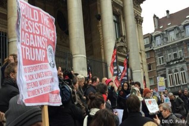 Європейські реакції на антимігрантський декрет Трампа: єдності бракує