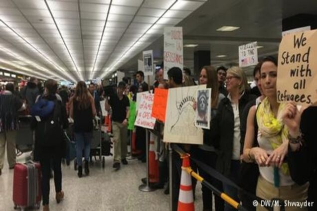 Проти антиміграційного указу Трампа виступив штат Вашингтон і низка дипломатів