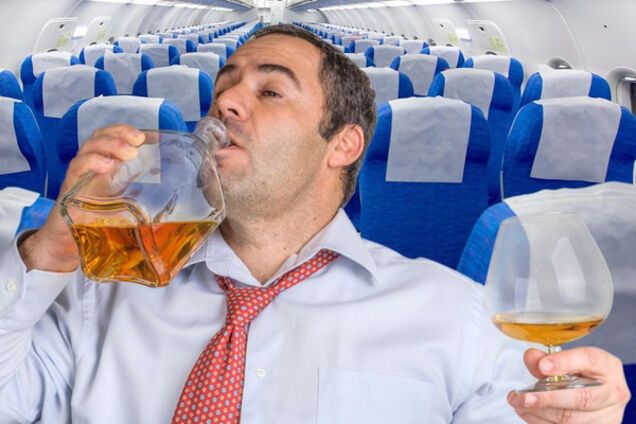 мужчина пьет алкоголь в самолете