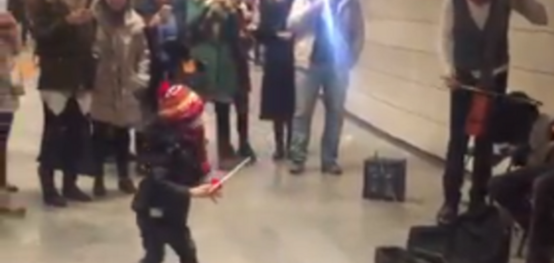 девочка и уличные музыканты