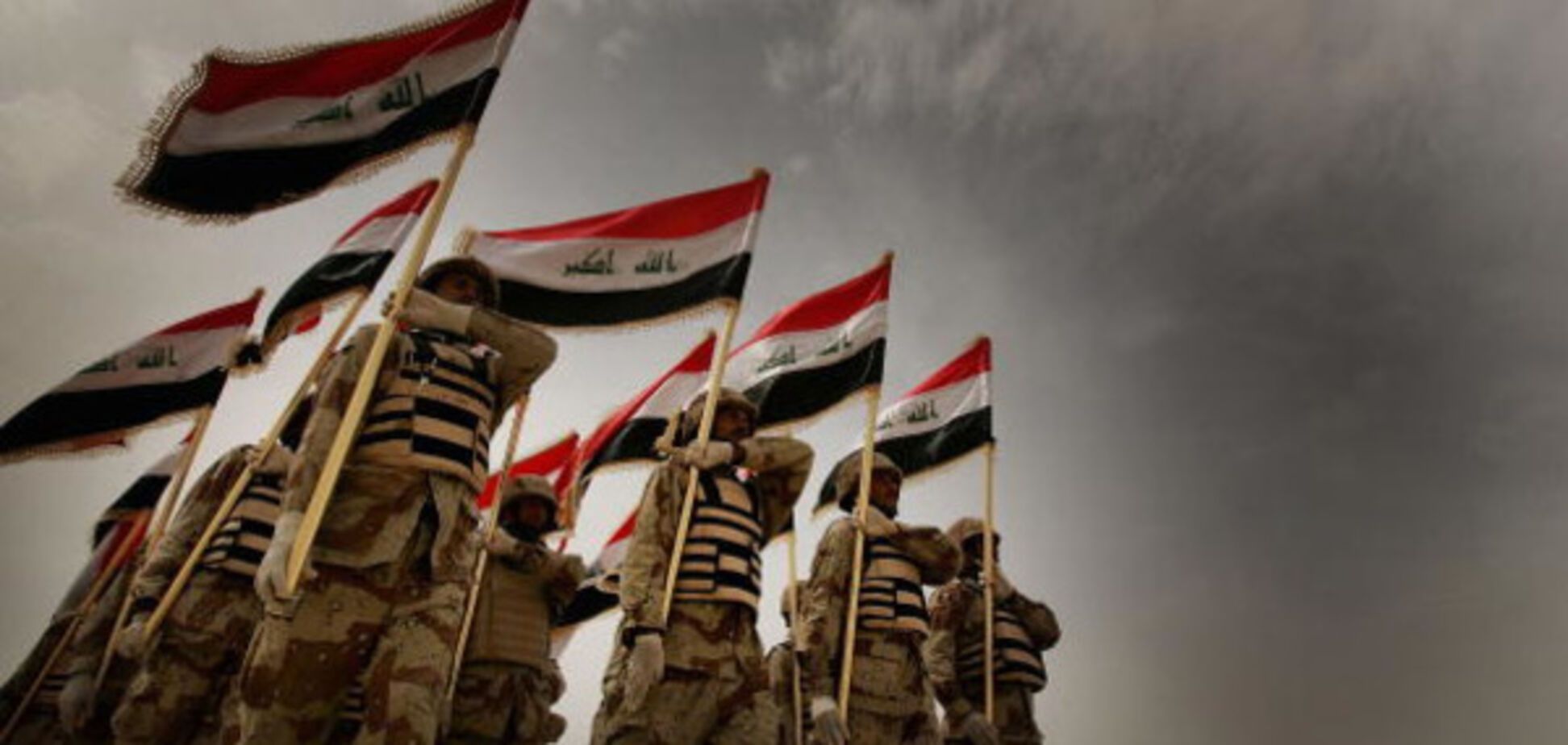 Иракские военные держат флаг Ирака