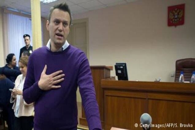 Російського опозиціонера Олексія Навального забрали судові пристави