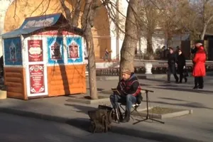 Вуличний музикант у Севастополі