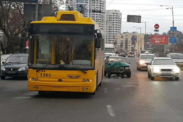 В Киеве произошло тройное ДТП: есть пострадавшие