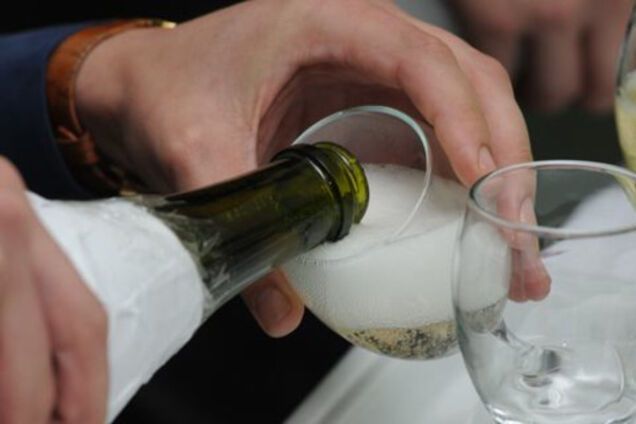 Наливает пиво